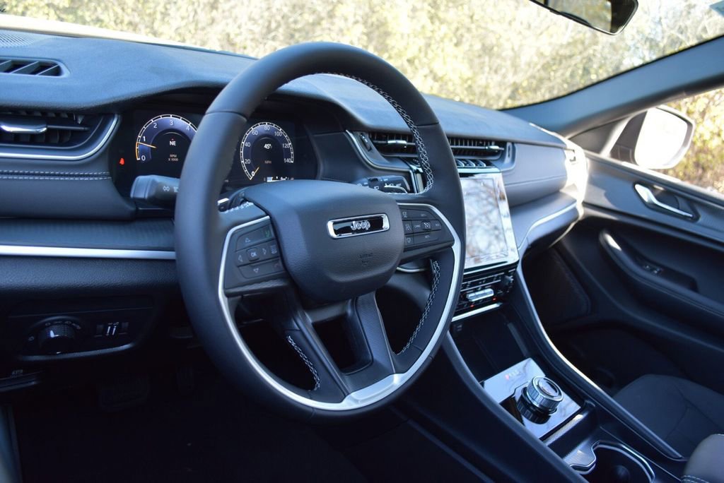 New 2025 Jeep Grand Cherokee Laredo X w/ Luxury Tech Group I image 11