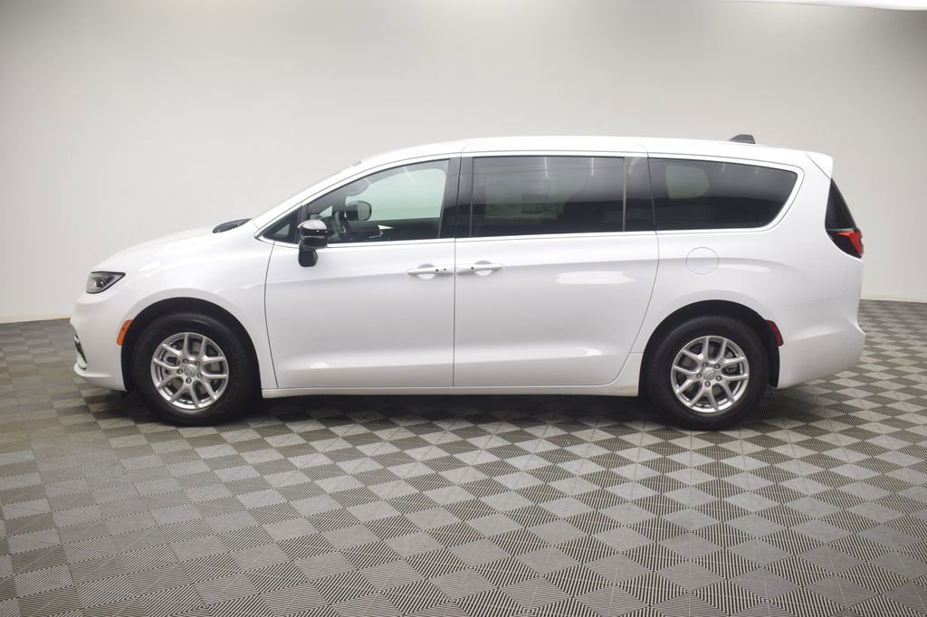 New 2025 Chrysler Pacifica Select image 13