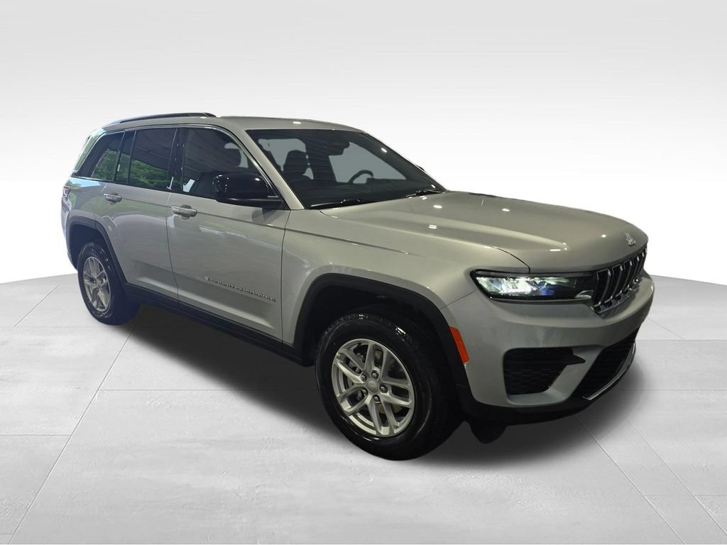 New 2026 Jeep Grand Cherokee Laredo w/ Trailer Tow Package AWD/4WD image 9