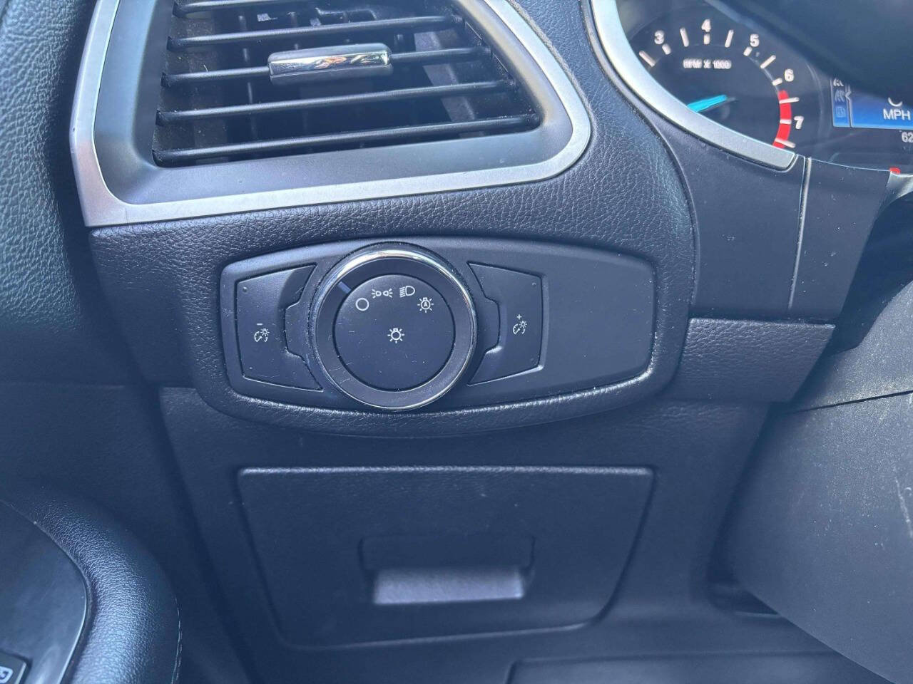 Used 2015 Ford Edge SEL image 29