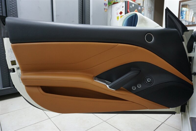 Used 2017 Ferrari California T RWD image 10