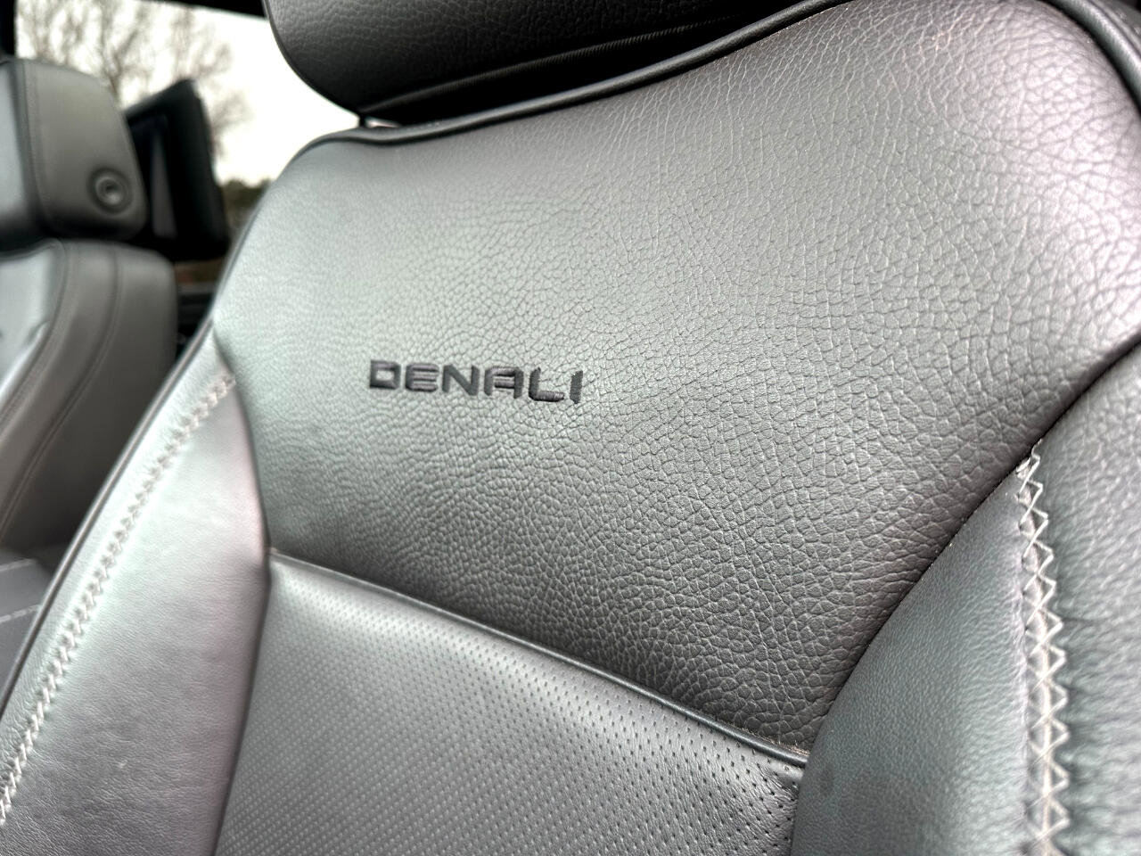 Used 2023 GMC Yukon Denali w/ Denali Reserve Package image 14