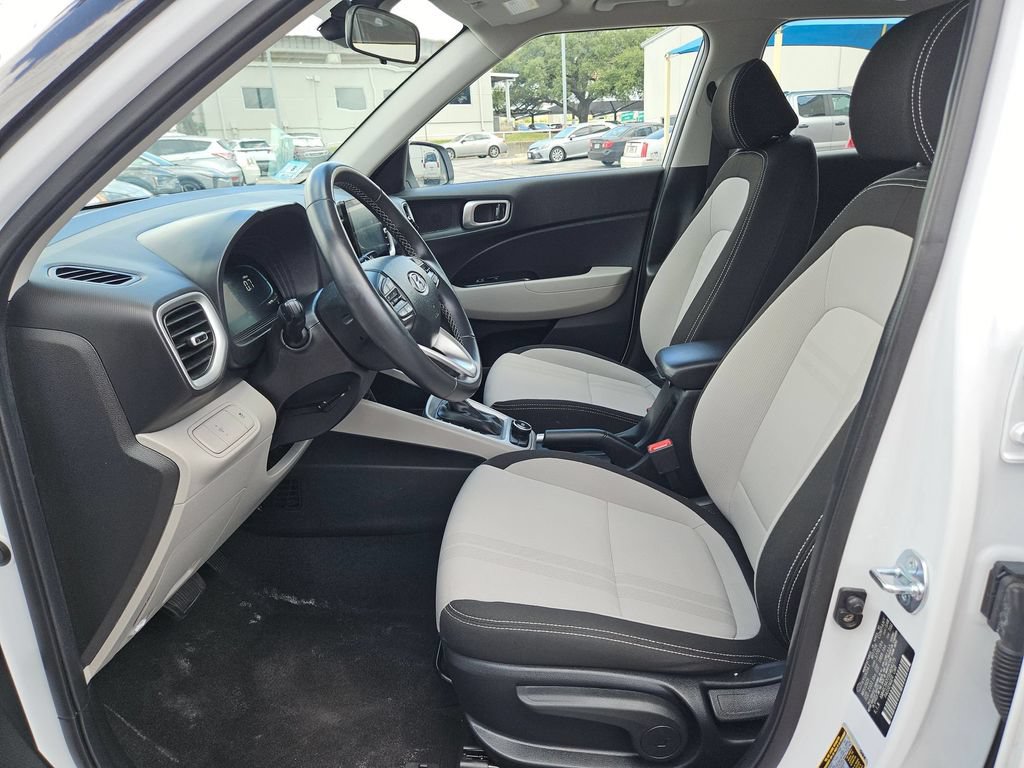Used 2025 Hyundai Venue SEL FWD image 11
