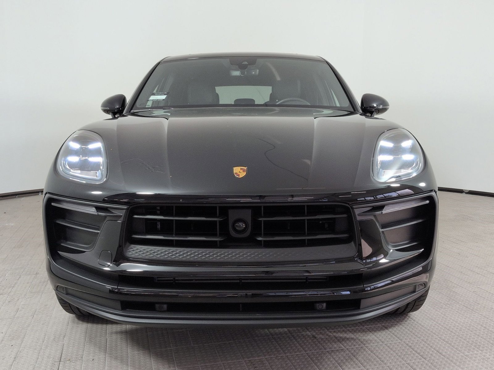 Certified 2025 Porsche Macan Turbo AWD/4WD image 6