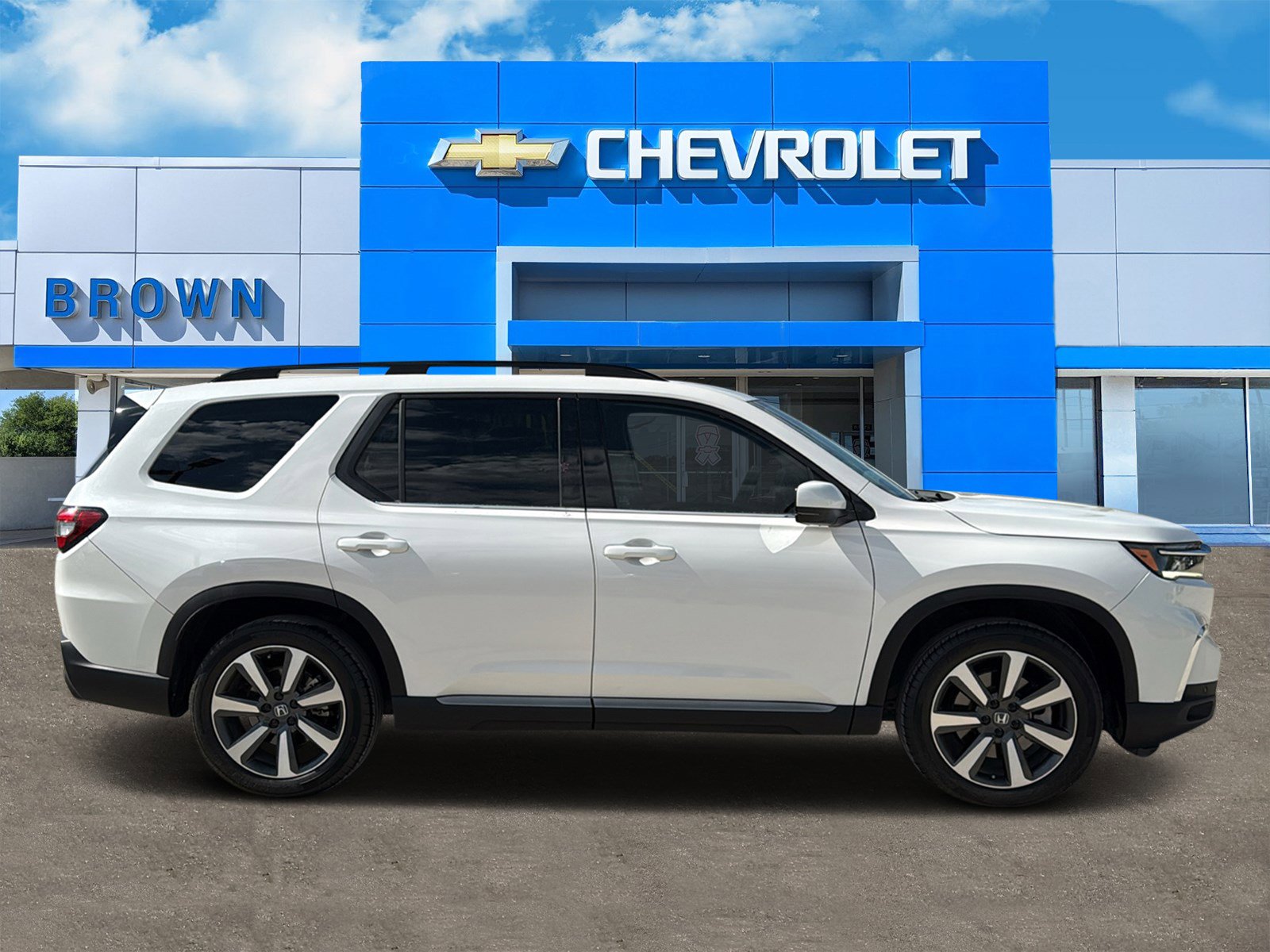 Used 2024 Honda Pilot Touring image 2