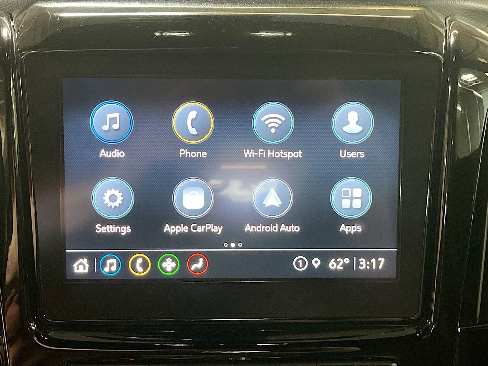 Used 2023 Chevrolet Traverse LT w/ Rear Camera Mirror Package image 14