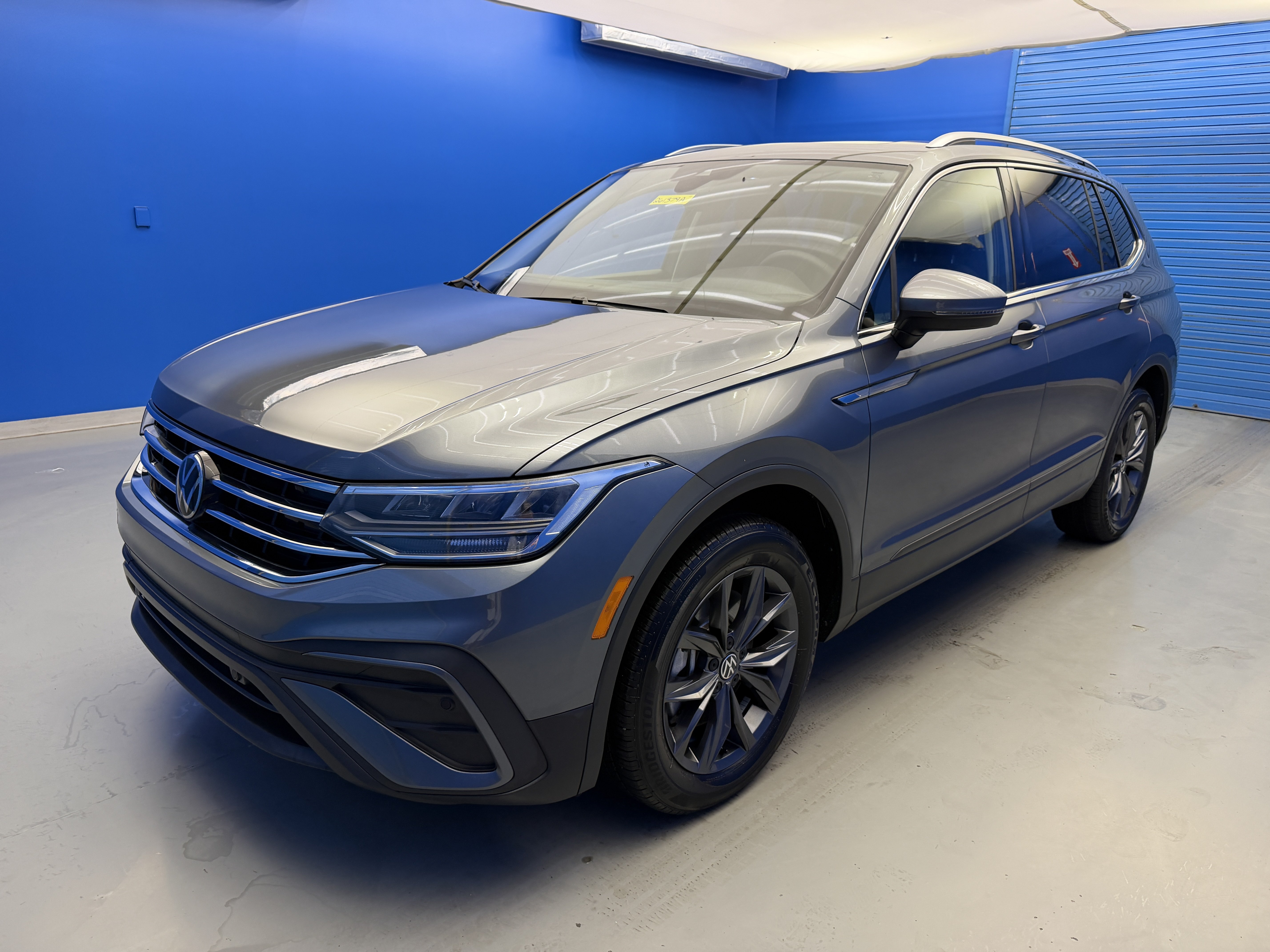 Used 2023 Volkswagen Tiguan SE w/ Panoramic Sunroof Package FWD image 4