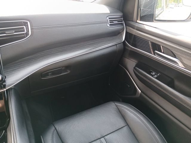 Used 2024 Jeep Wagoneer L Series II w/ Flexible Seating Group AWD/4WD image 38