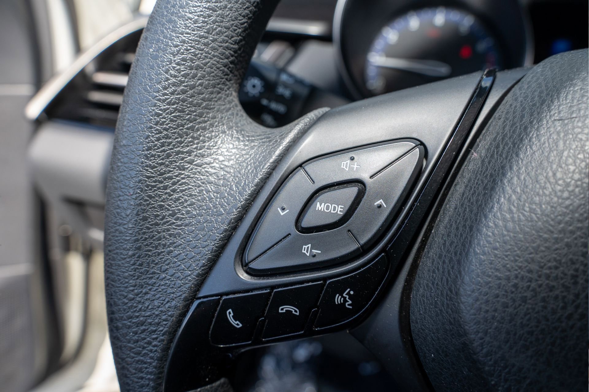 Used 2019 Toyota C-HR LE image 29