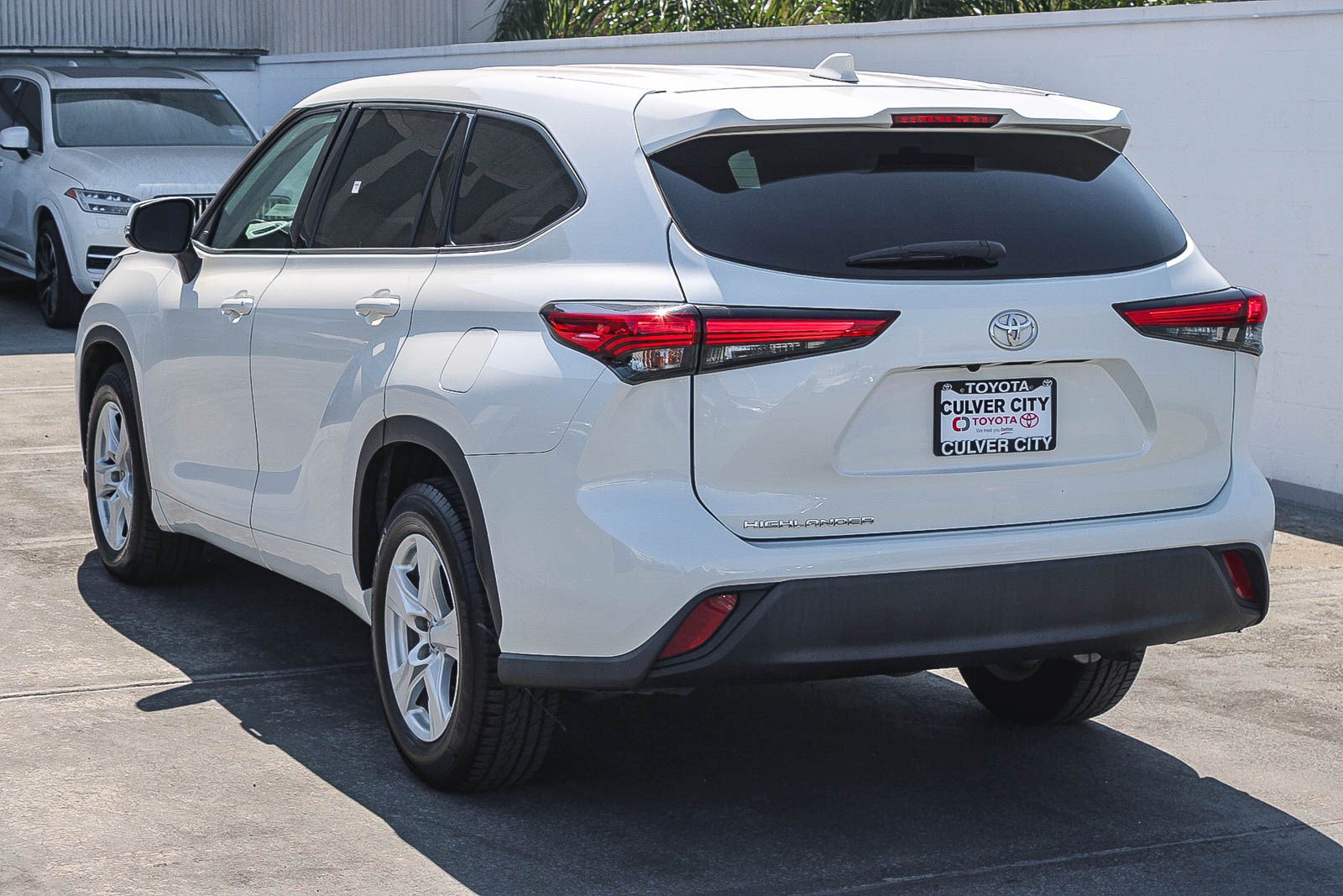 Used 2021 Toyota Highlander L FWD image 7