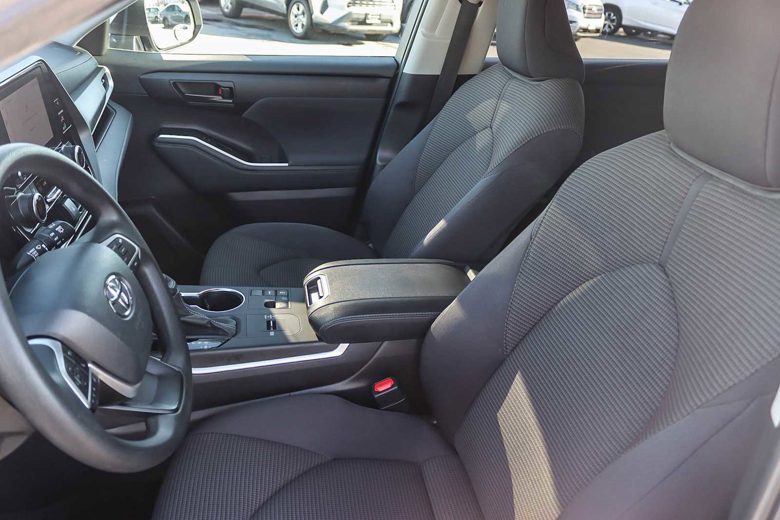 Used 2023 Toyota Highlander L image 16