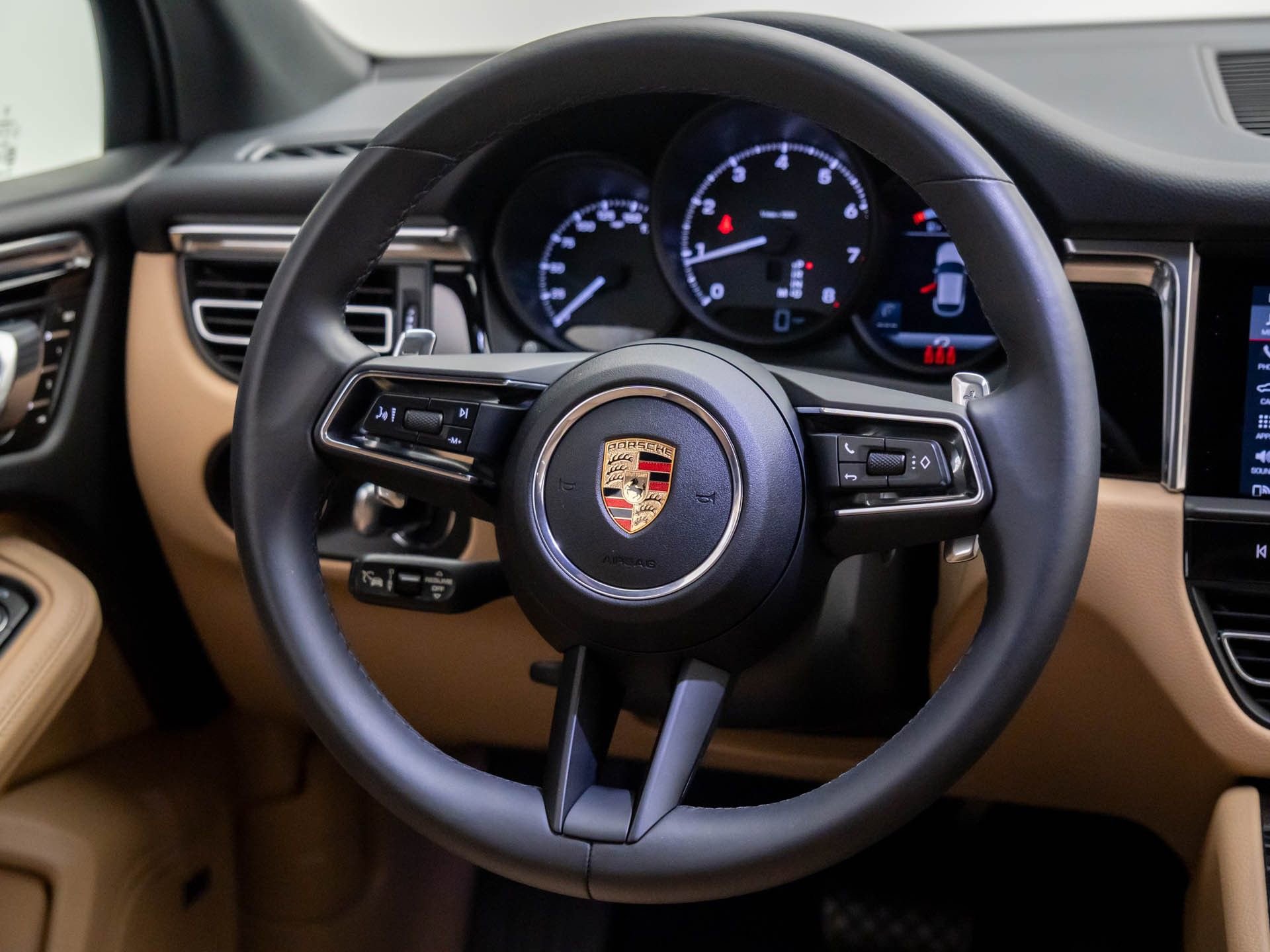 Certified 2025 Porsche Macan image 12