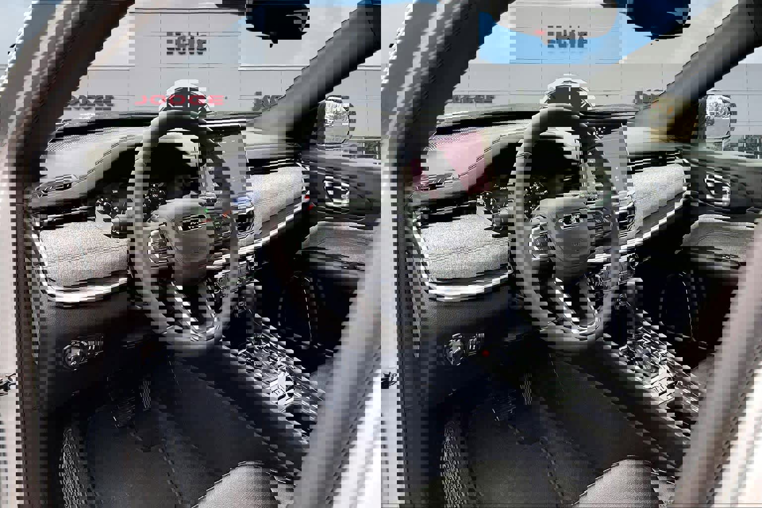 Used 2024 Jeep Compass Latitude image 2