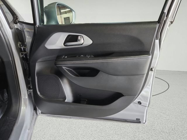 Used 2021 Chrysler Pacifica Touring-L w/ S Appearance Package FWD image 24
