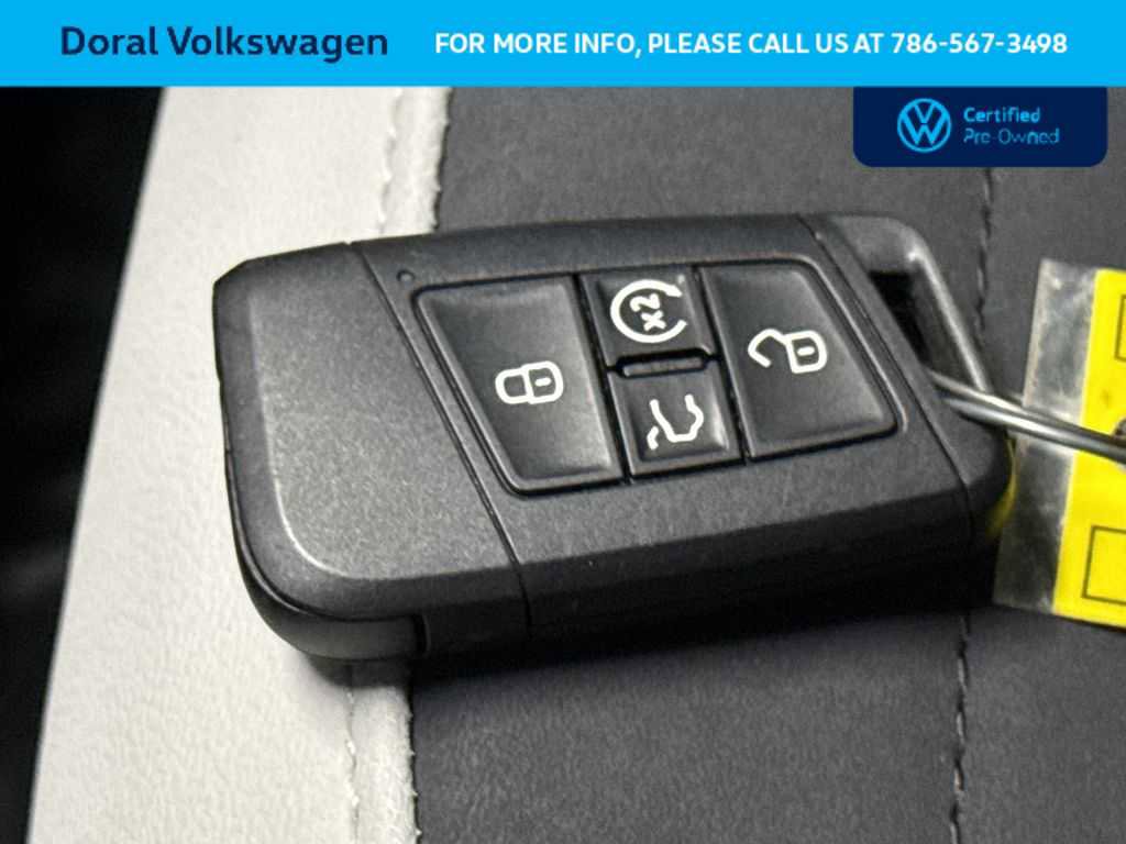 Used 2025 Volkswagen Taos SE FWD image 28