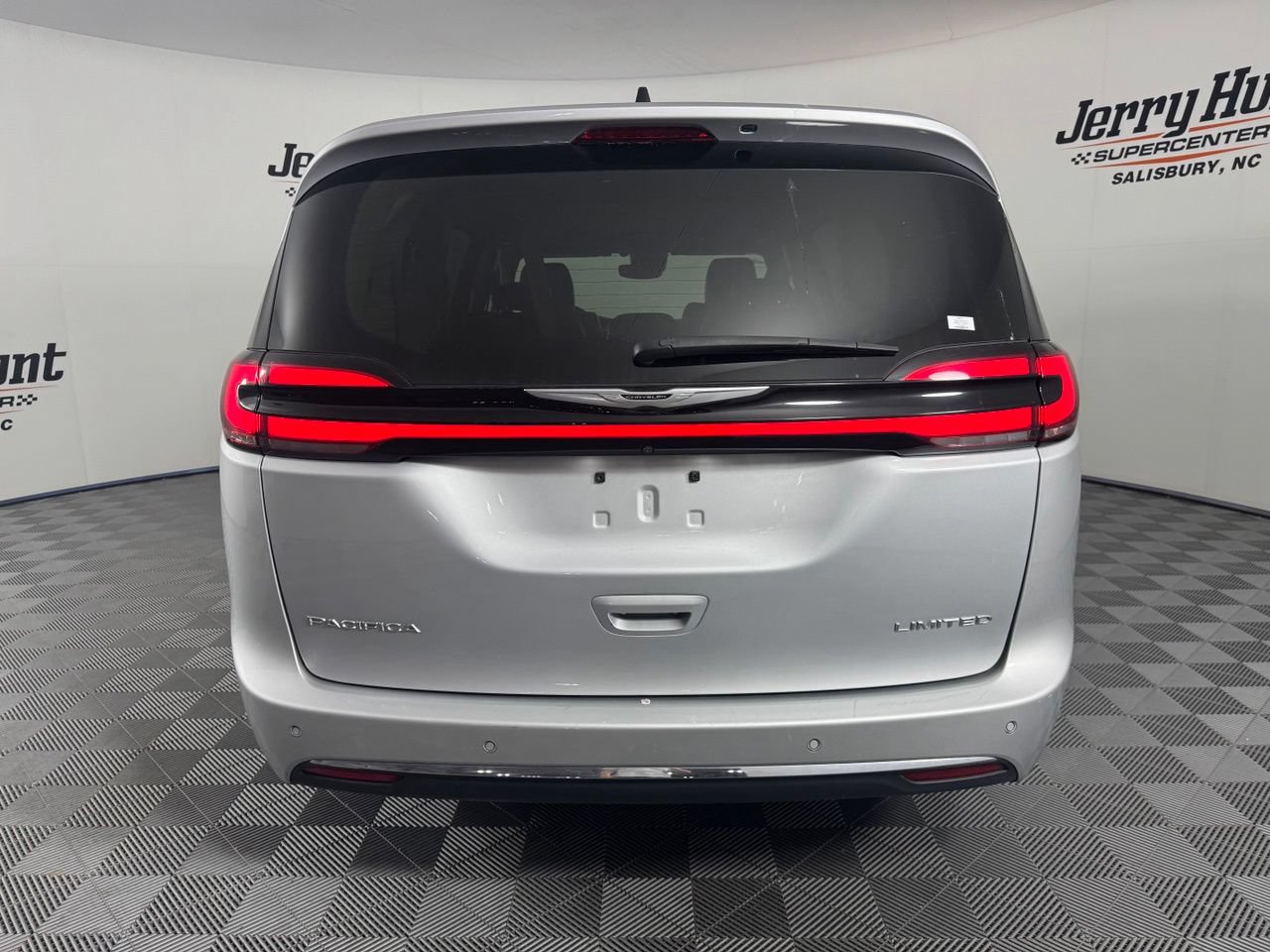 Used 2024 Chrysler Pacifica Limited FWD image 8