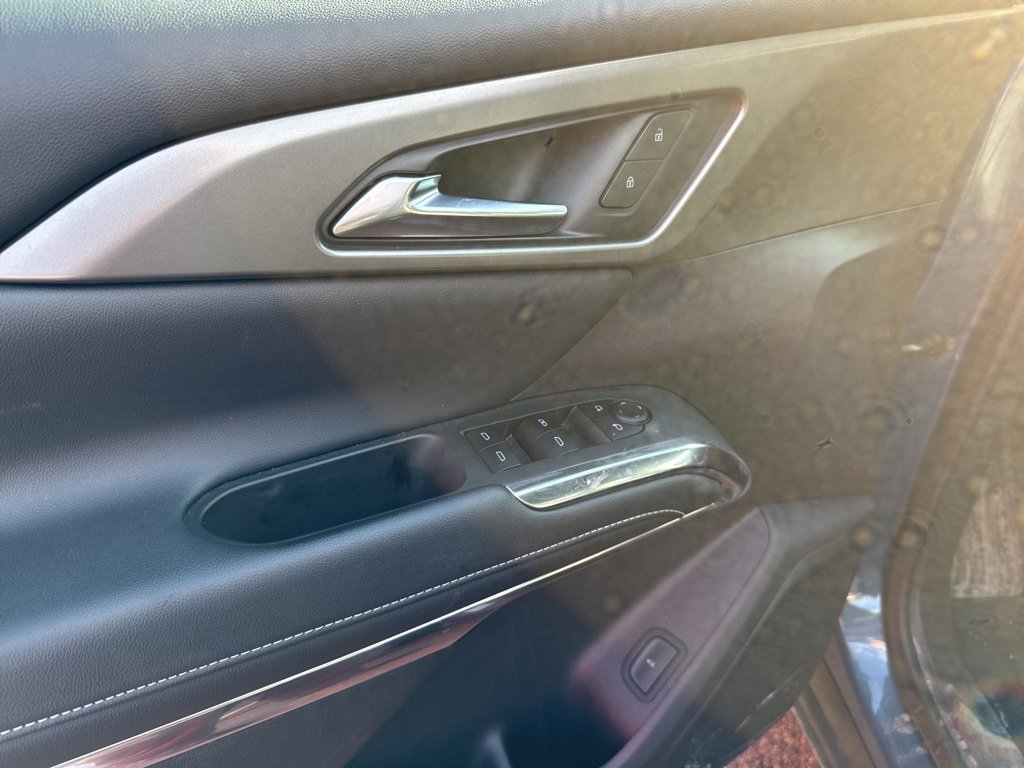 Used 2025 Chevrolet Traverse LT image 4