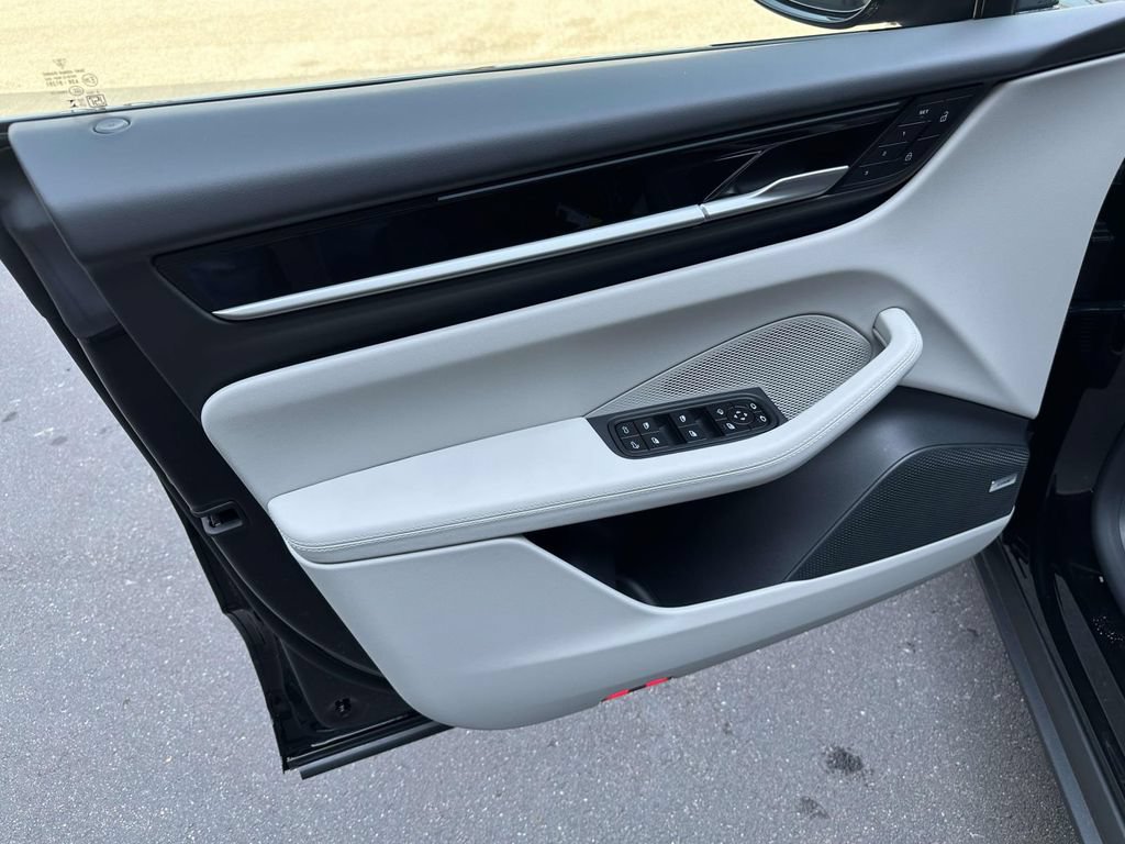 New 2026 Porsche Macan 4 Electric AWD/4WD image 18
