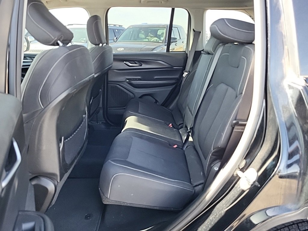 Used 2023 Jeep Grand Cherokee Laredo image 13