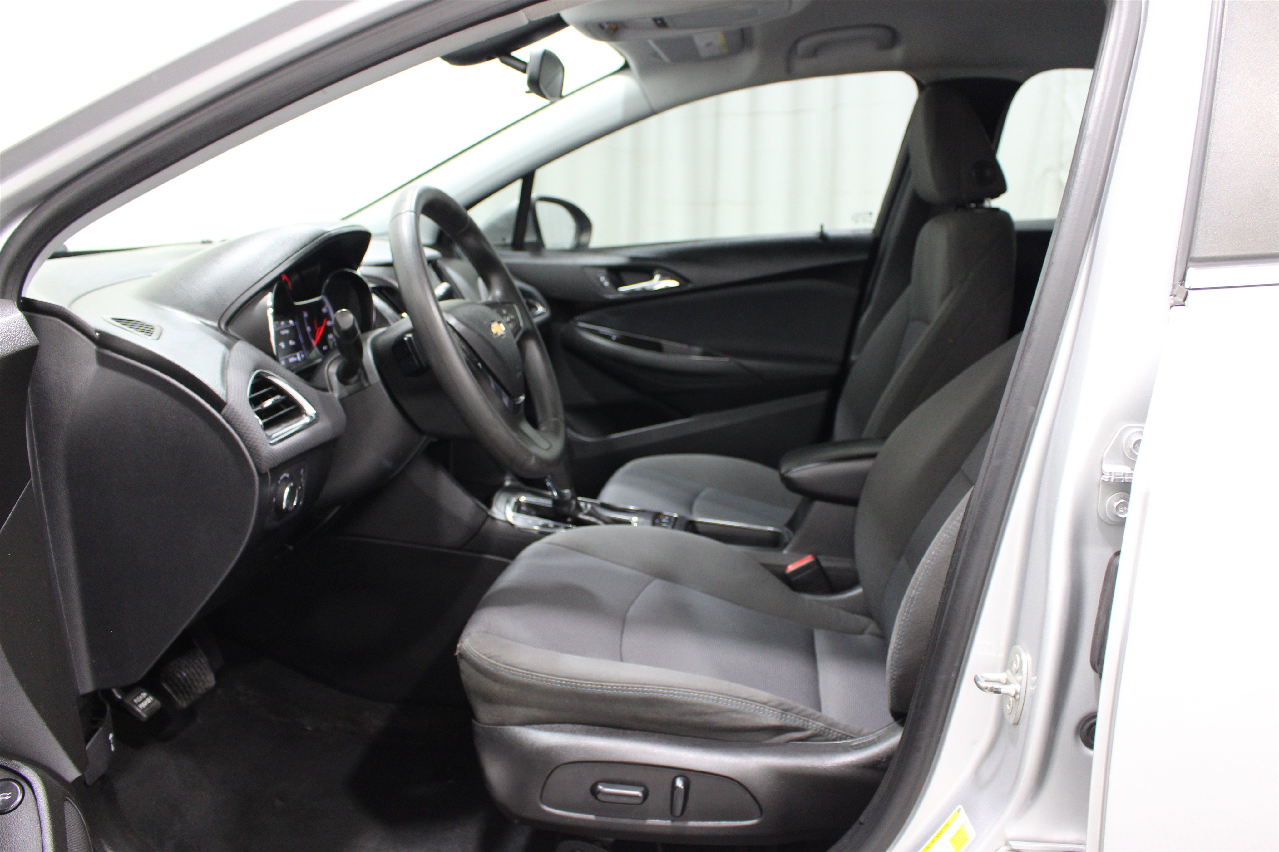 Used 2019 Chevrolet Cruze LT w/ Convenience Package FWD image 3