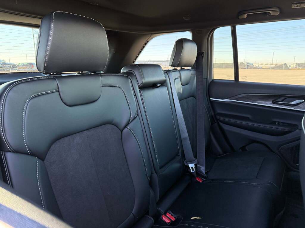 New 2026 Jeep Grand Cherokee Altitude image 21