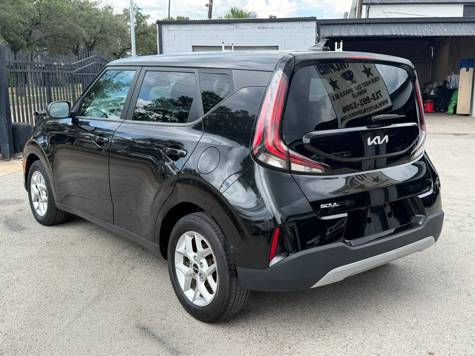 Used 2023 Kia Soul LX w/ LX Technology Package FWD image 5