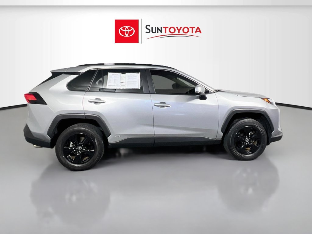 Used 2025 Toyota RAV4 XLE AWD/4WD image 2