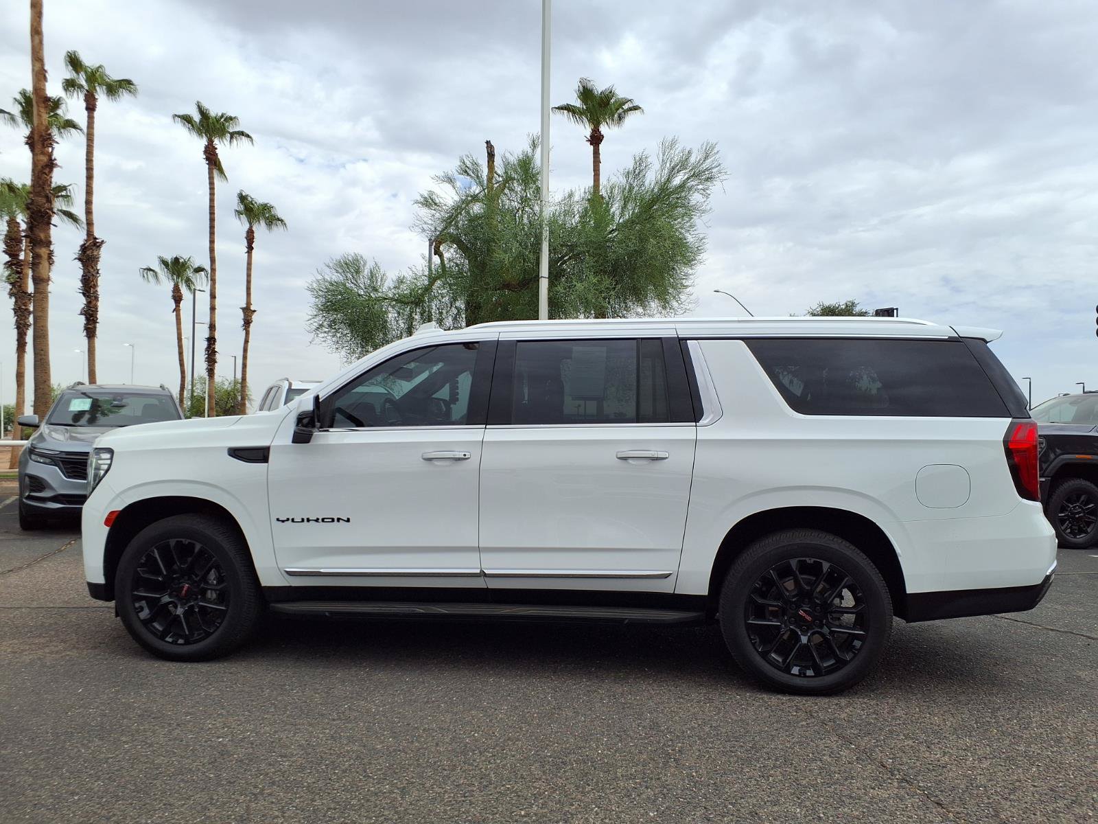 Used 2023 GMC Yukon XL SLT w/ SLT Premium Package AWD/4WD image 10