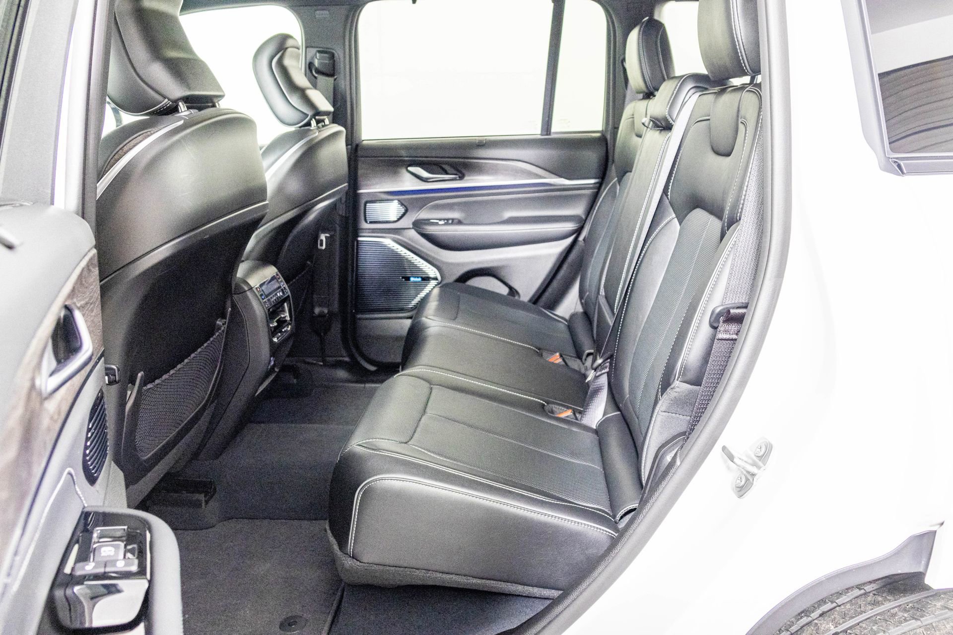 Used 2023 Jeep Grand Cherokee Overland w/ Adv Protech Group III image 35