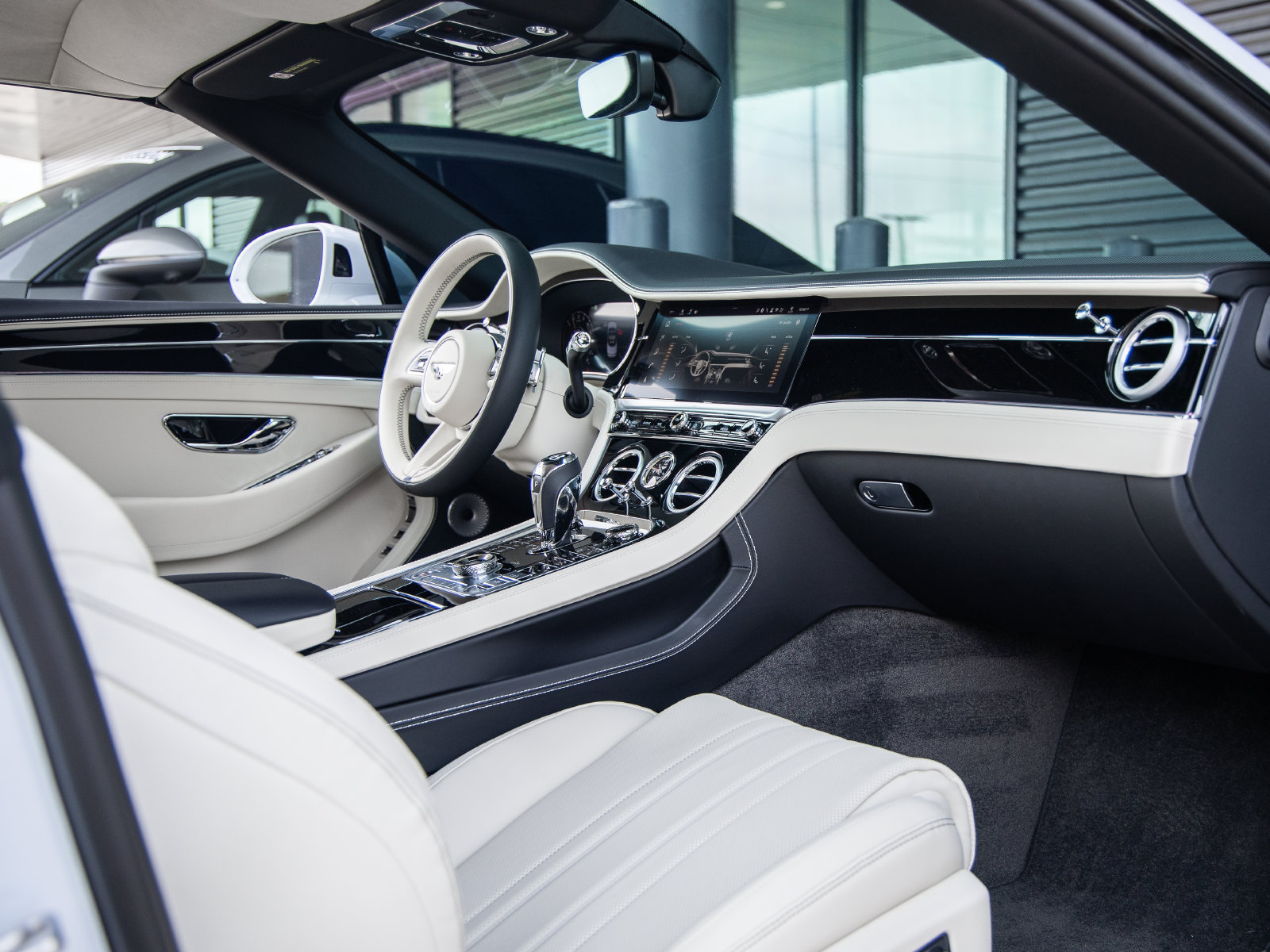 Used 2025 Bentley Continental GTC AWD/4WD image 48