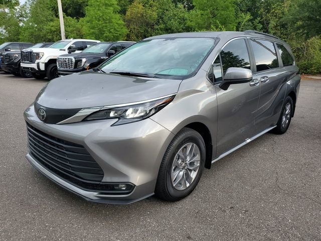 Used 2026 Toyota Sienna XLE FWD image 2