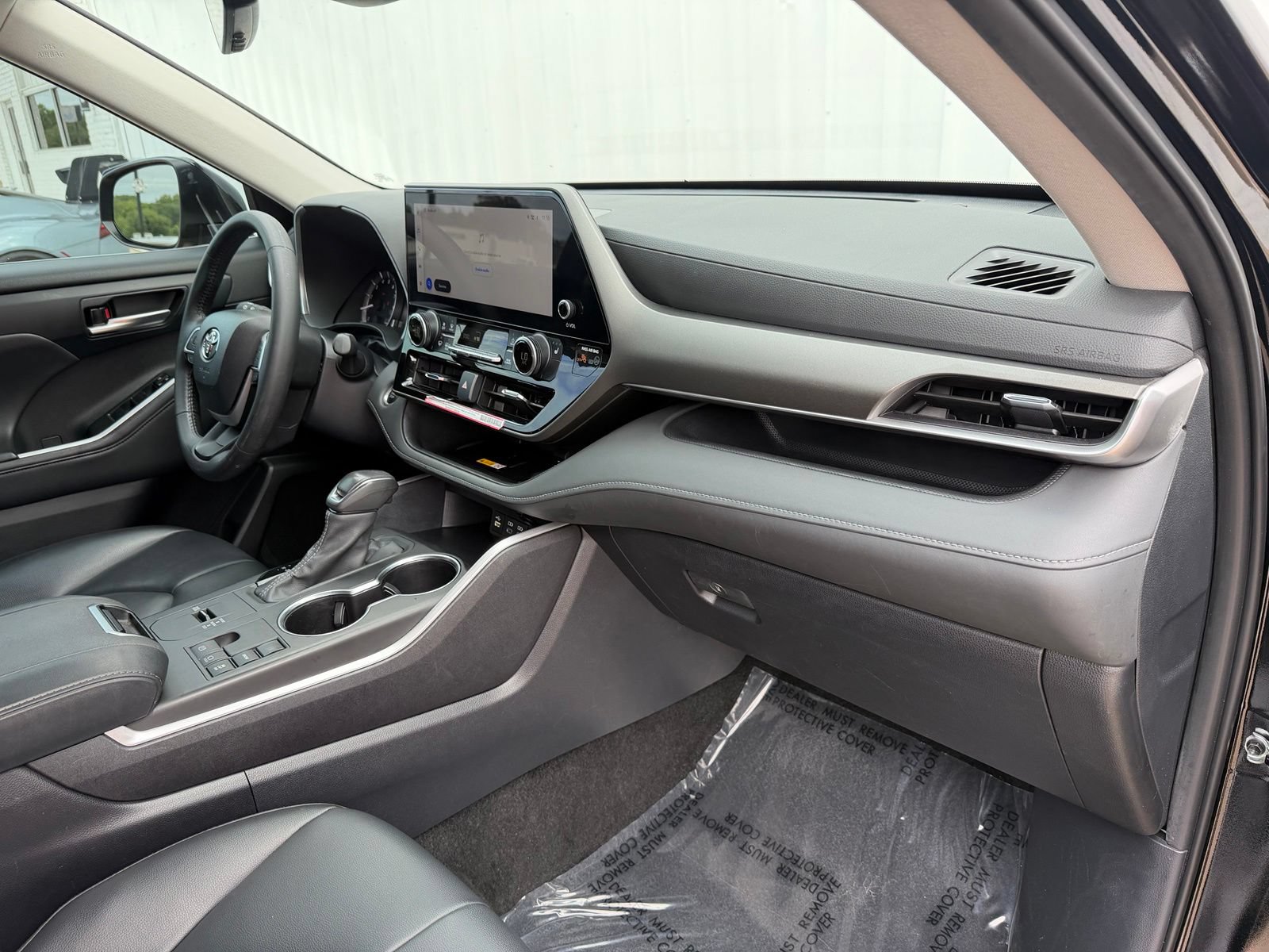 Used 2024 Toyota Highlander XLE FWD image 18