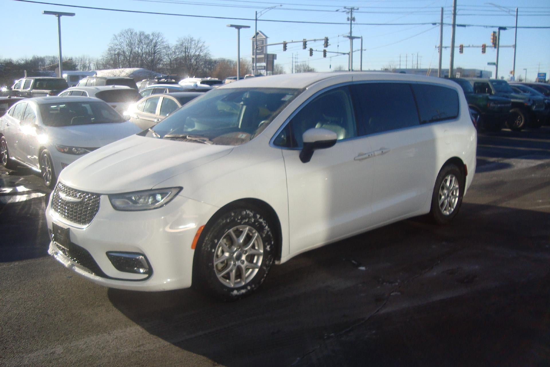 Used 2023 Chrysler Pacifica Touring-L image 1