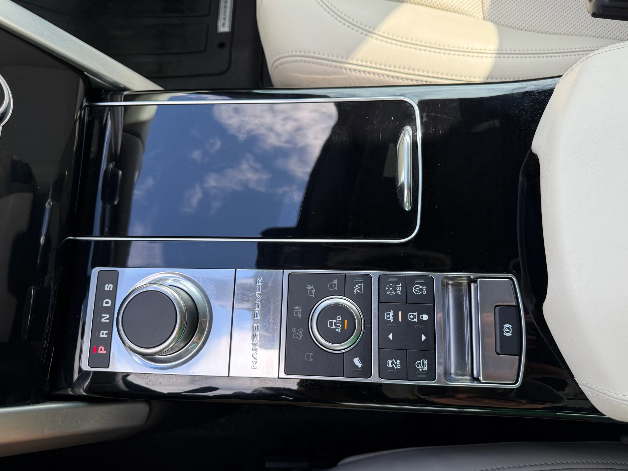 Used 2016 Land Rover Range Rover HSE image 38