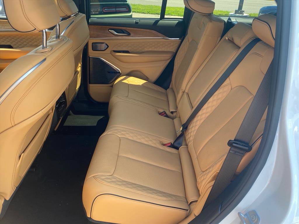 Used 2025 Jeep Grand Cherokee Summit AWD/4WD image 25