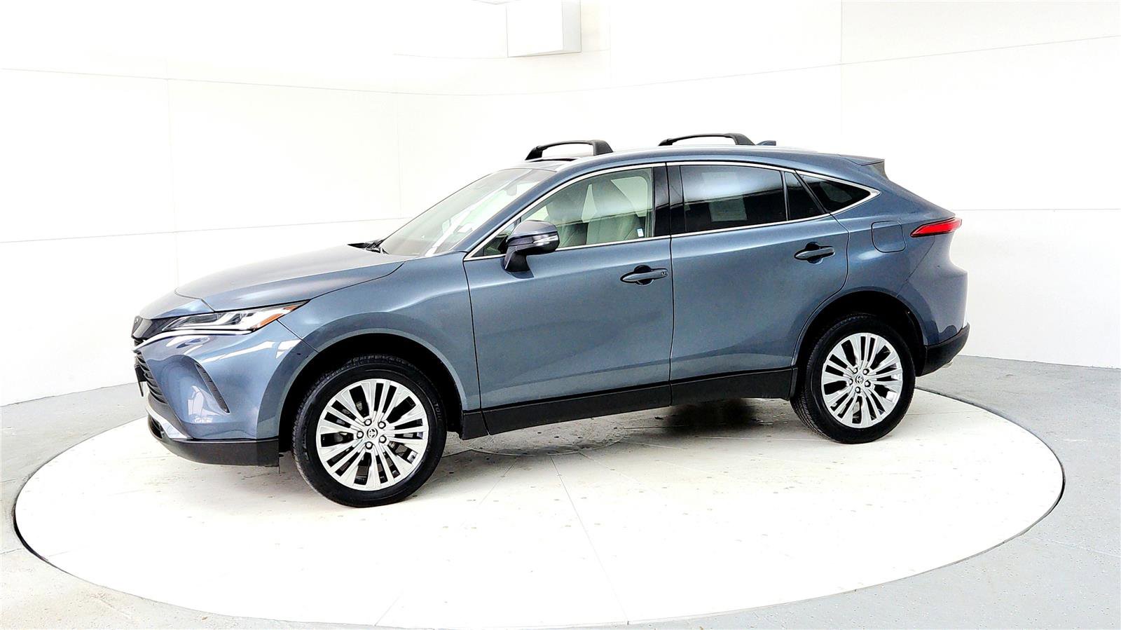 Certified 2022 Toyota Venza XLE image 3