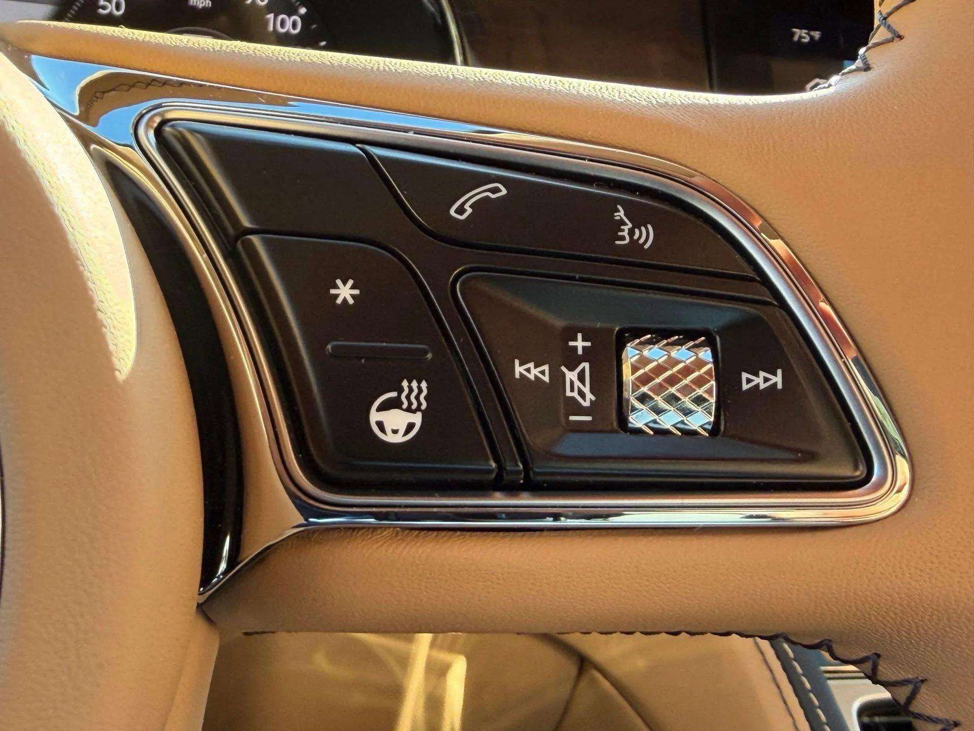 Used 2025 Bentley Flying Spur Plug-In Hybrid AWD/4WD image 48