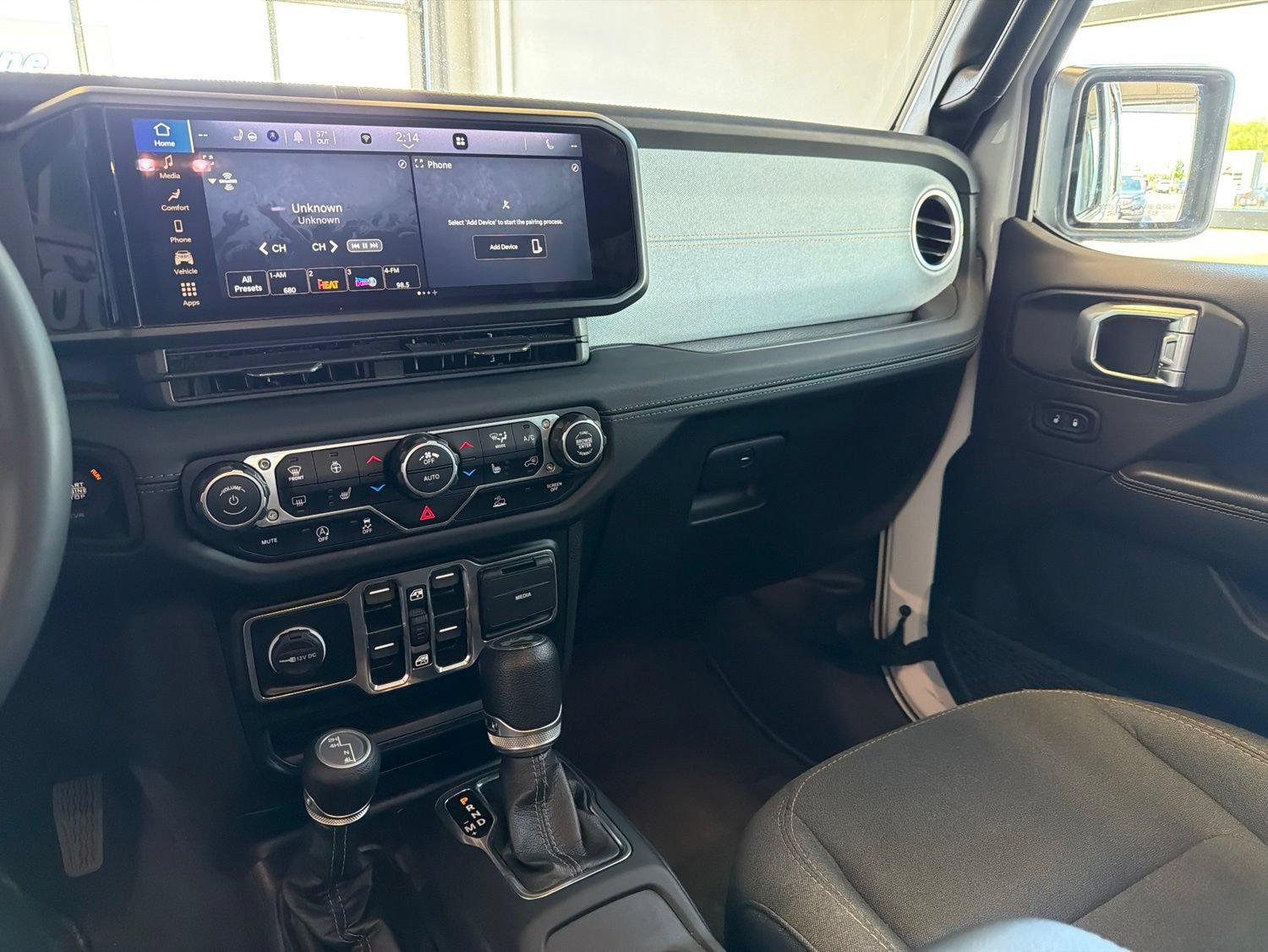 Used 2024 Jeep Wrangler Unlimited Sahara AWD/4WD image 23