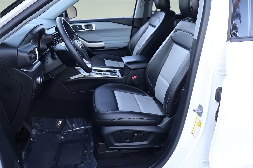 Used 2022 Ford Explorer XLT w/ Equipment Group 202A image 9
