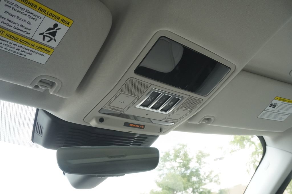 New 2025 Land Rover Discovery Dynamic SE image 16