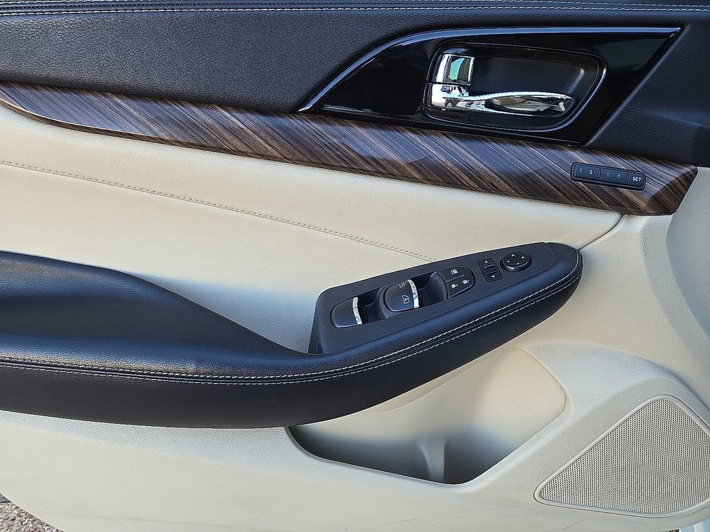 Used 2016 Nissan Maxima Platinum w/ Interior Lighting Package image 20