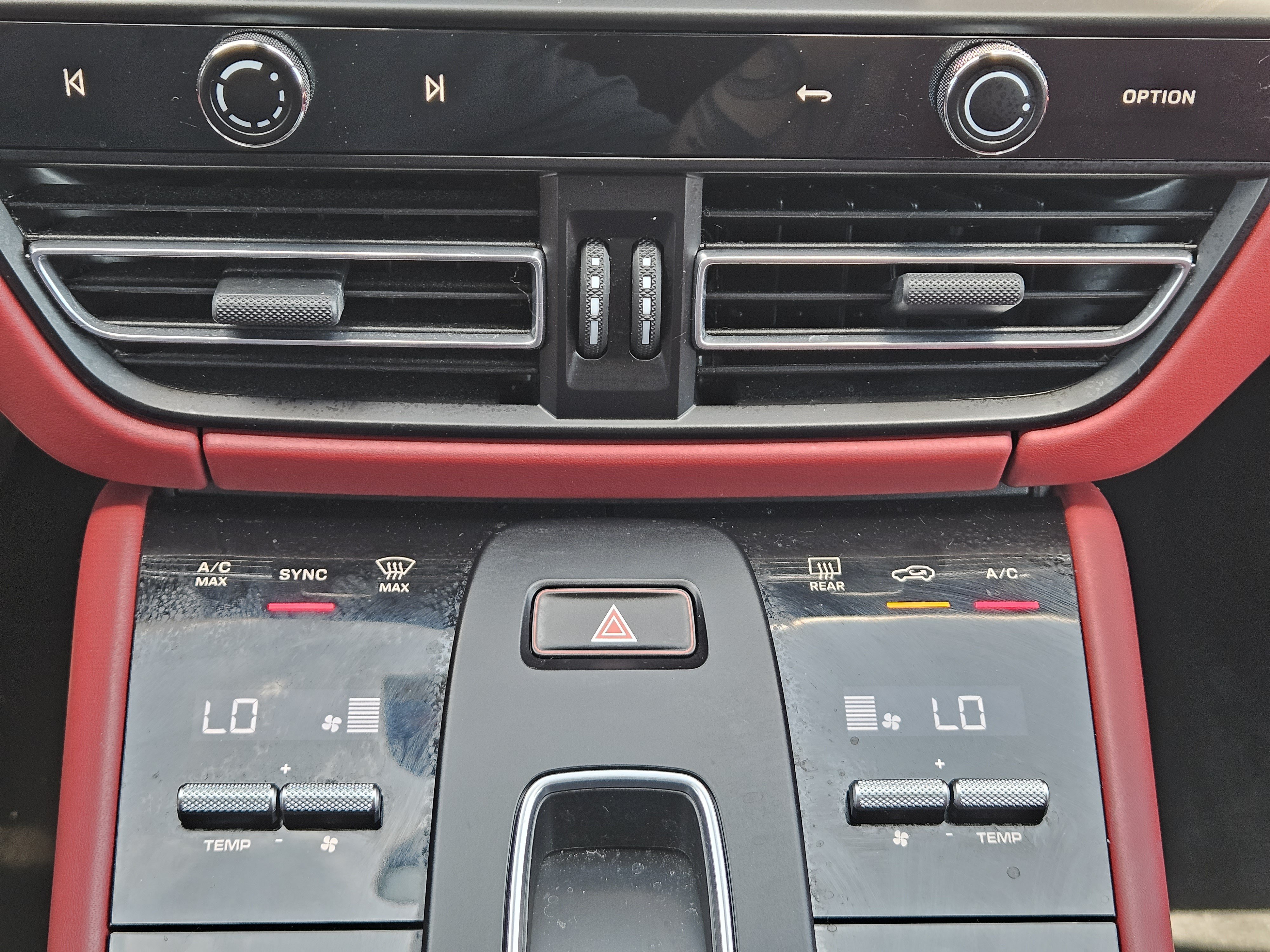 Certified 2023 Porsche Macan AWD/4WD image 19