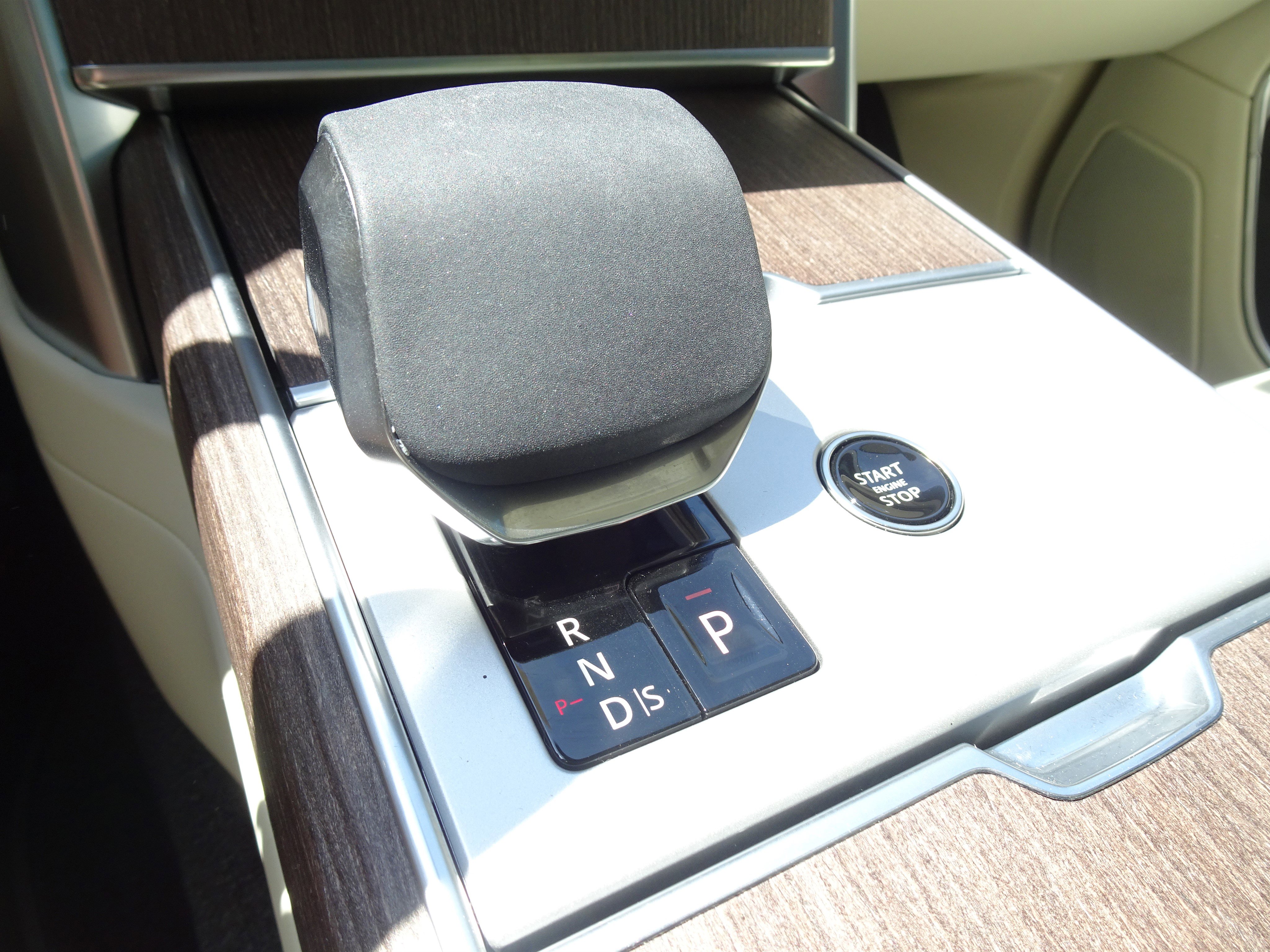 Certified 2025 Land Rover Range Rover SE AWD/4WD image 31