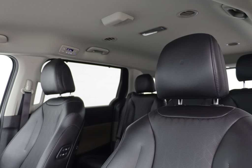 Used 2025 Kia Carnival EX FWD image 13