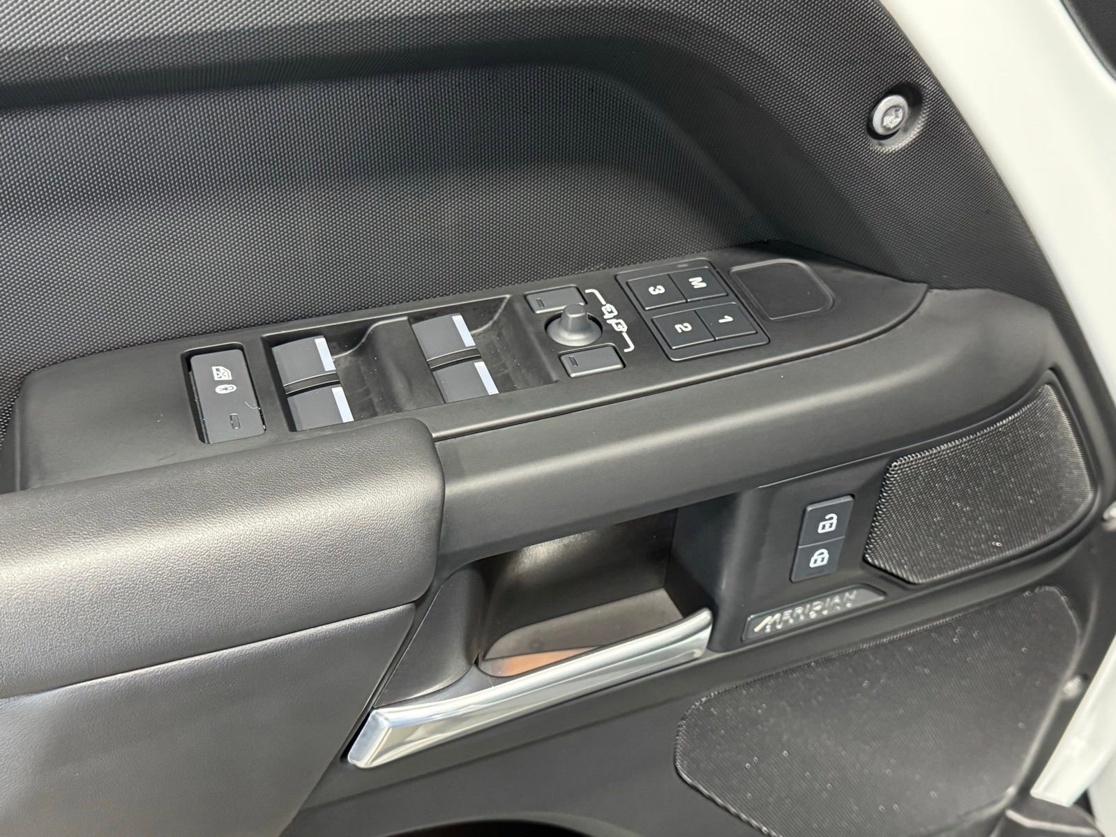 Used 2025 Land Rover Defender 110 X-Dynamic SE image 11