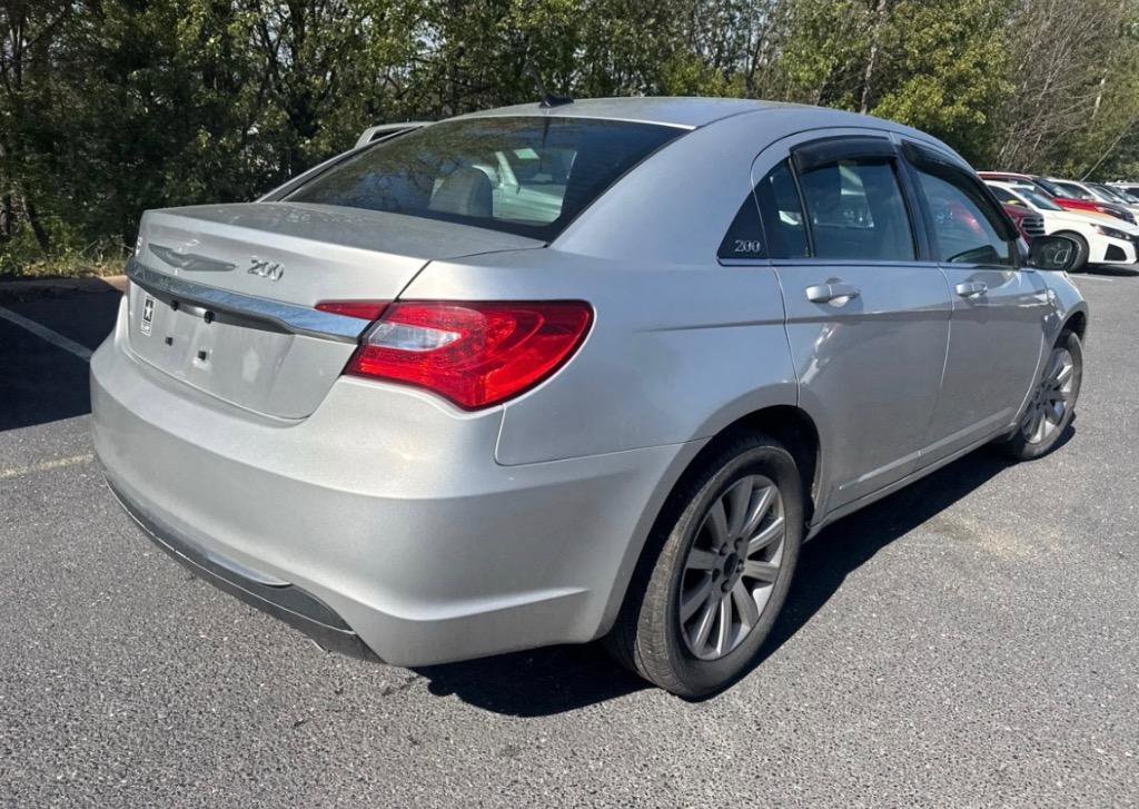 Used 2011 Chrysler 200 Touring FWD image 5