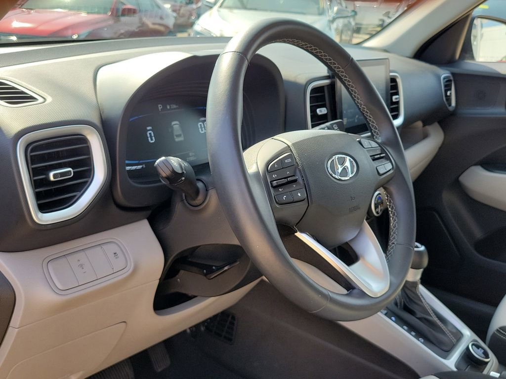 Used 2025 Hyundai Venue SEL image 18