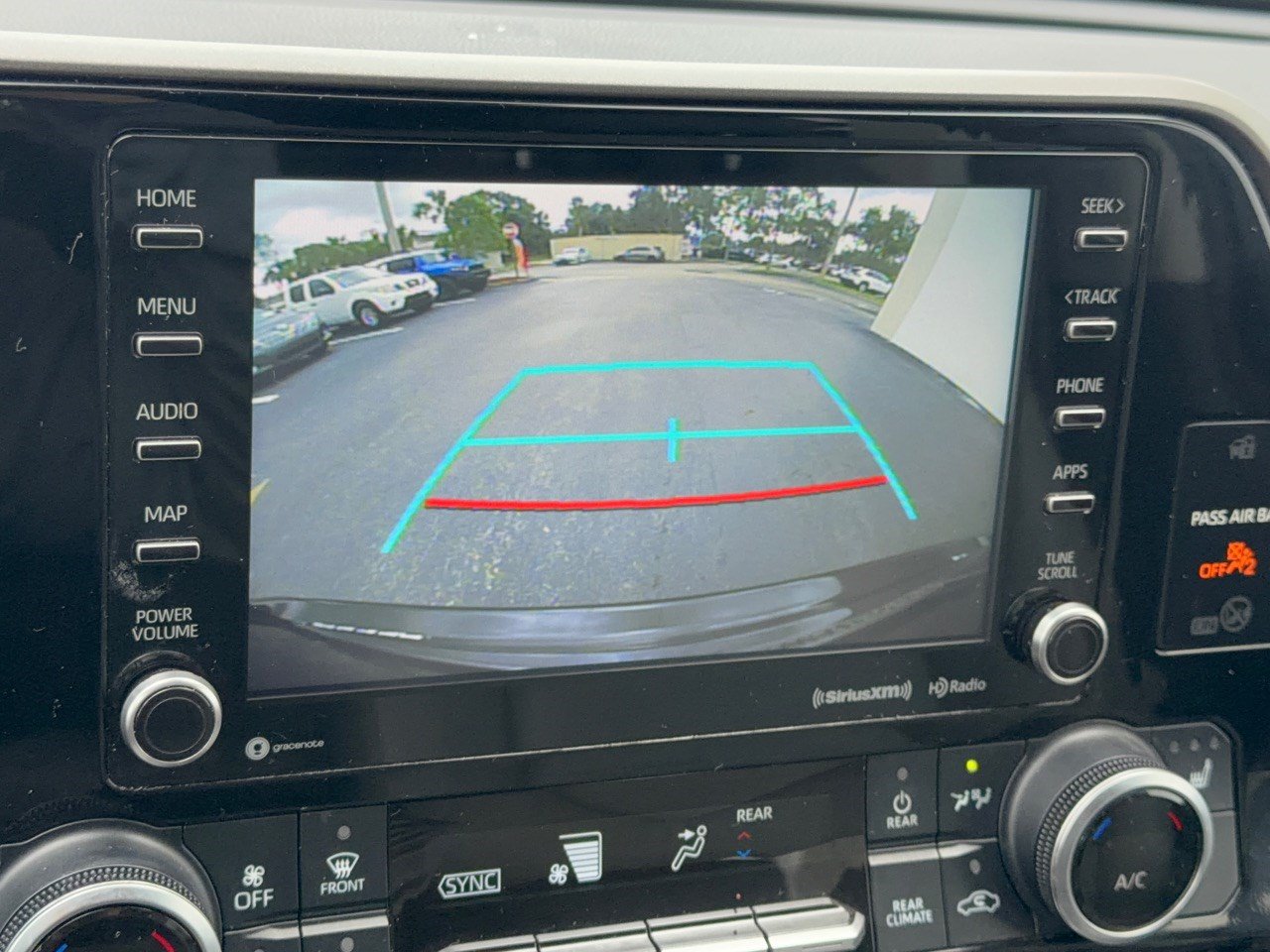 Used 2021 Toyota Highlander XLE AWD/4WD image 24