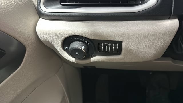 Used 2024 Chrysler Pacifica Touring-L FWD image 10