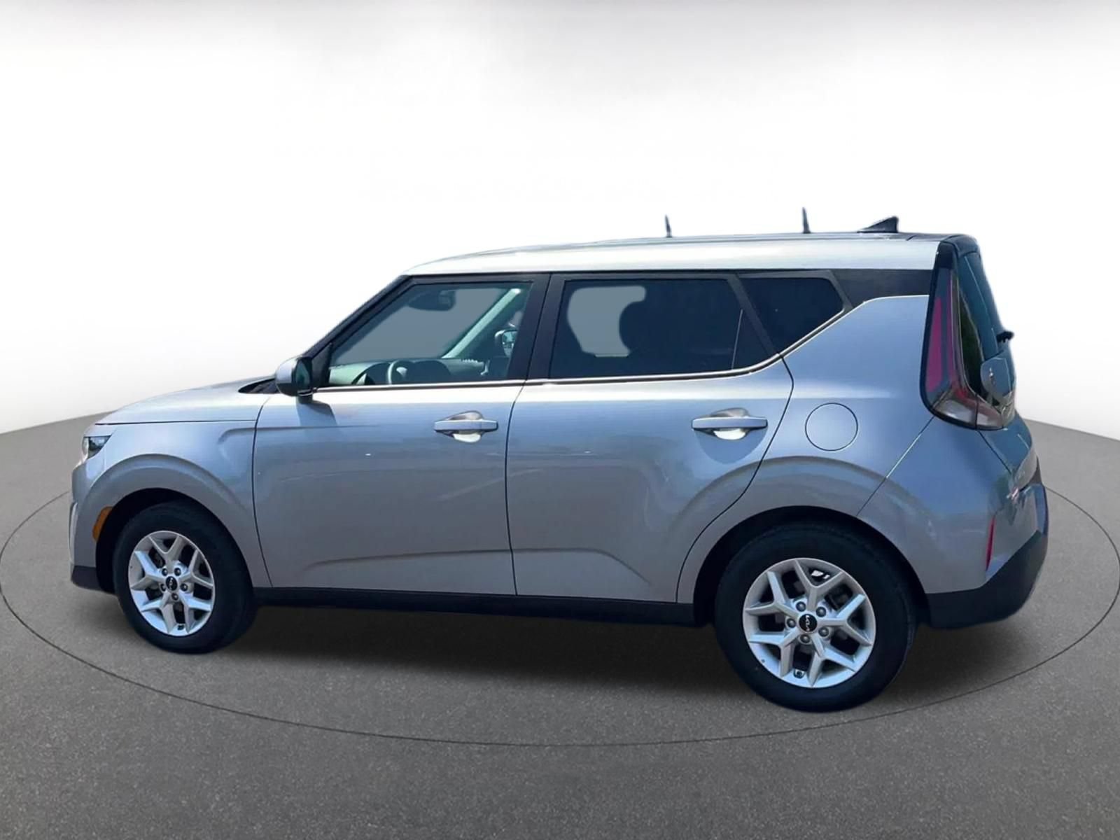 Used 2025 Kia Soul LX w/ LX Technology Package FWD image 8